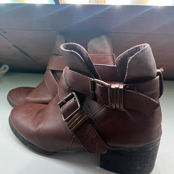 low ankle boots - Picture 2 of 3